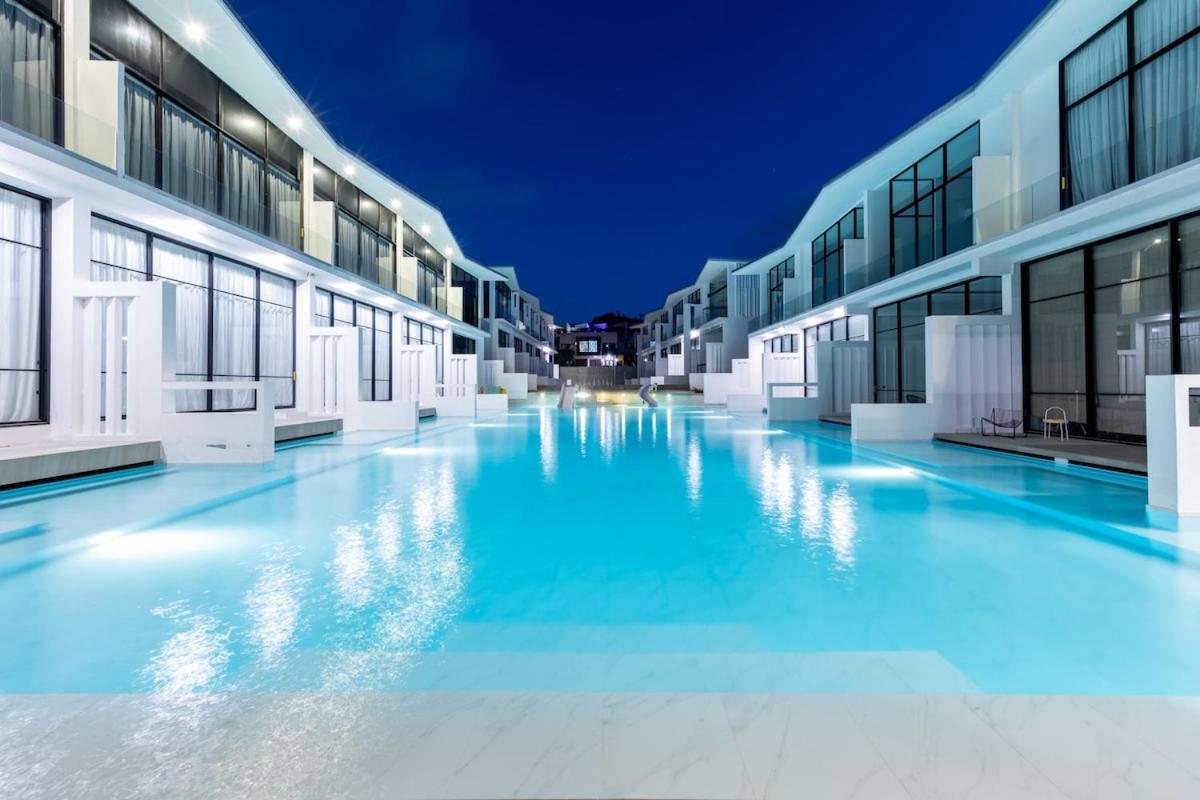 Pool Access Large Townhouse Villa