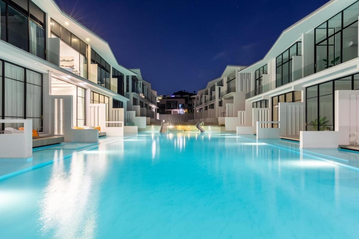 Pool Access Large Townhouse *